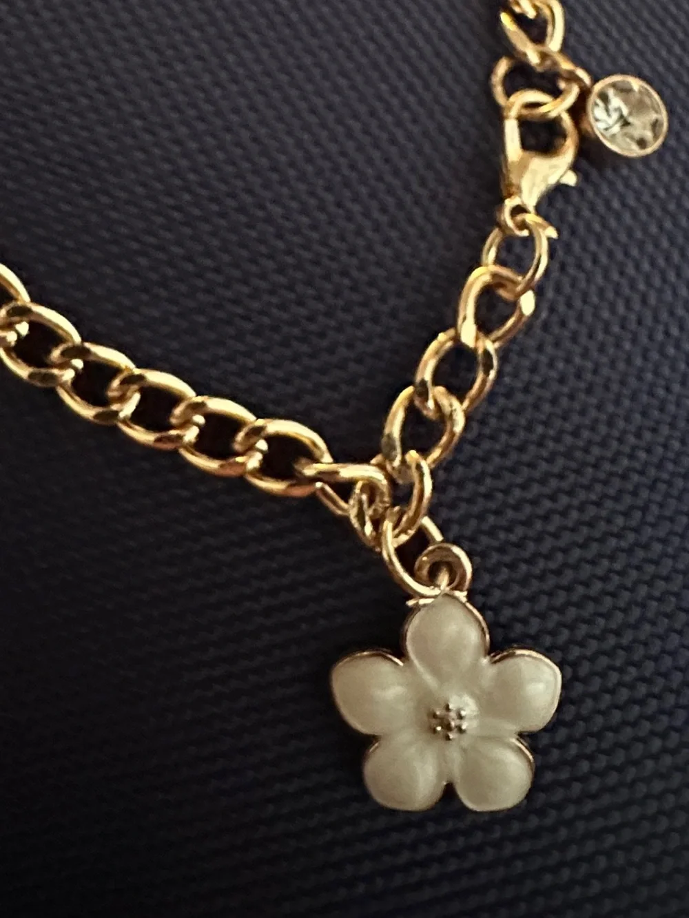 NWOT preteen/teen gold tone bracelet white flower - READ DESCRIP